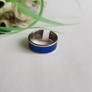 Ezüstszínű, kék csíkos gyűrű