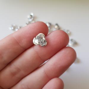 Ezüstszínű miniatűr fém rózsa dísz, díszítő elem