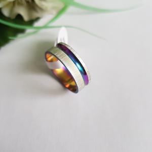 Ezüstszínű, szivárvány színű, aszimmetrikus süllyesztett csíkos gyűrű