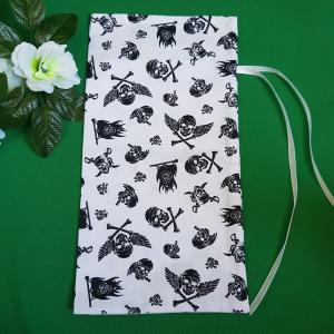 Fehér alapon kalóz mintás mikulás zsák, textil ajándéktasak