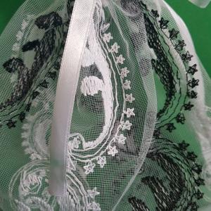 Fehér-fekete hímzett, csillogós zsák, textil ajándéktasak