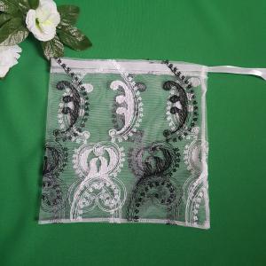 Fehér-fekete hímzett, csillogós zsák, textil ajándéktasak