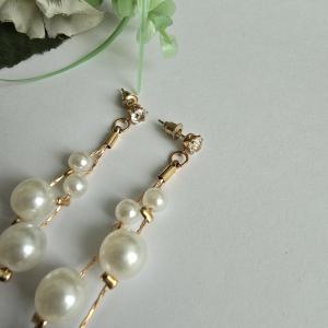 Fehér gyöngyös, apró strasszköves, aranyszínű hosszú lógós fülbevaló