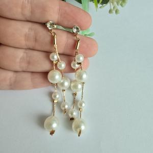 Fehér gyöngyös, apró strasszköves, aranyszínű hosszú lógós fülbevaló