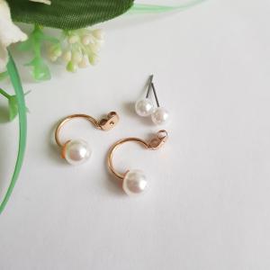 Fehér gyöngyös, aranyszínű félkarika fülbevaló