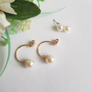 Fehér gyöngyös, aranyszínű félkarika fülbevaló