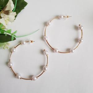 Fehér gyöngyös, aranyszínű karika fülbevaló