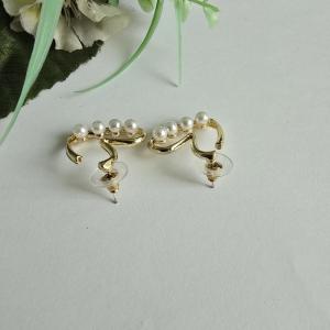 Fehér gyöngyös, aranyszínű szív alakú fülbevaló