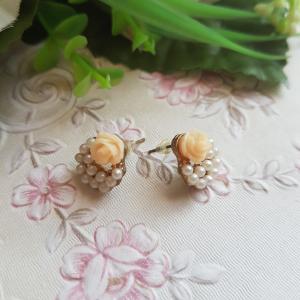 Fehér gyöngyös, barack színű rózsás fülbevaló