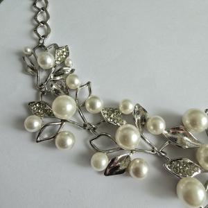 Fehér gyöngyös, strasszköves levél motívumos nyaklánc