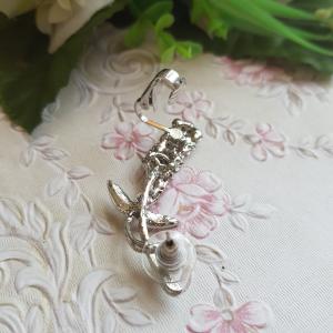 Fehér strasszköves ezüst orgonavirág alakú fülbevaló klipsszel