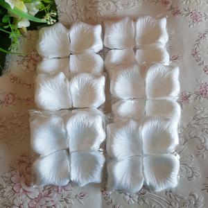 Fehér színű 100db-os textil virágszirom