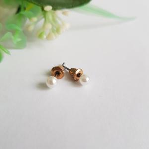 Fehér színű, extra mini gyöngyfülbevaló