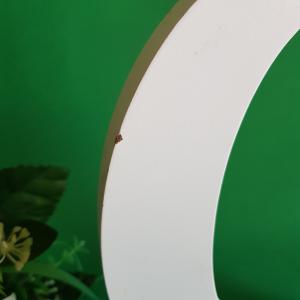 Fehér színű, fa C betű asztali dekoráció – 2. osztály