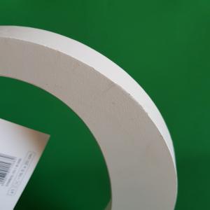 Fehér színű, fa C betű asztali dekoráció – 2. osztály