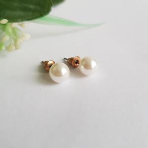 Fehér színű gyöngyfülbevaló