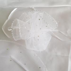 Fehér színű, kör alakú, csillogó organza dísztasak, ajándék tasak