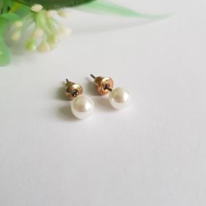 Fehér színű, mini gyöngyfülbevaló