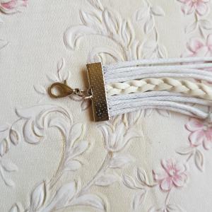 Fehér színű műbőr karkötő fém díszekkel - galamb, LOVE, szív