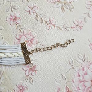 Fehér színű műbőr karkötő fém díszekkel - galamb, LOVE, szív