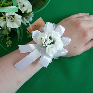 Fehér színű rózsás, gyöngyös rugalmas csuklódísz