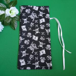 Fekete alapon kalóz mintás mikulás zsák, textil ajándéktasak