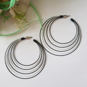 Fekete-fehér színű karika fülbevaló