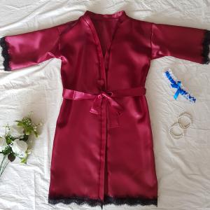 Fekete francia csipkével díszített borvörös szatén köntös – kb. S-es