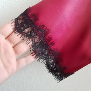 Fekete francia csipkével díszített borvörös szatén köntös – kb. S-es