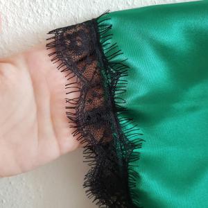 Fekete francia csipkével díszített fűzöld szatén köntös – kb. M-es