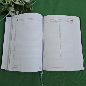 Fekete színű A5-ös méretű, 2026-os határidőnapló, naptár