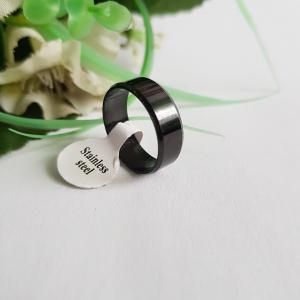 Fekete színű, csapott szélű gyűrű