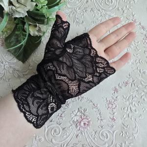 Fekete színű, egyujjas alkalmi csipke kesztyű