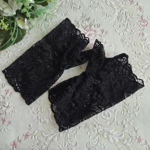 Fekete színű, egyujjas alkalmi csipke kesztyű