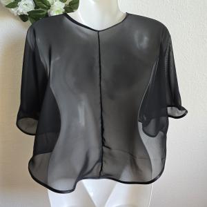 Fekete színű, szatén szegélyes muszlin pelerin, válltakaró