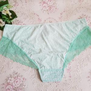 Félfrancia fazonú, zöld, csipkés bugyi