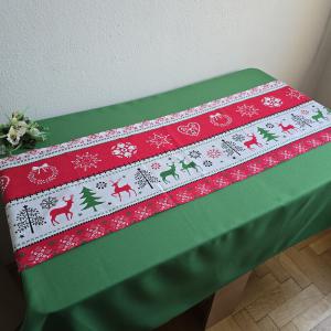Fenyőfa, rénszarvas mintás karácsonyi asztalközép, asztali futó, terítő