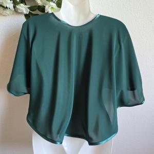 Fenyőzöld színű, szatén szegélyes muszlin pelerin, válltakaró