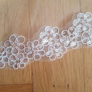 Flitteres, csipkés szélű, Fésű nélküli HÓFEHÉR menyasszonyi spanyol fátyol (58.1)