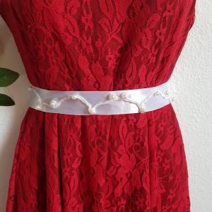 Gyöngyös, hímzett menyasszonyi öv, hófehér szatén öv