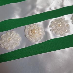 Gyöngyös, hímzett virág díszes menyasszonyi öv, hófehér szatén öv
