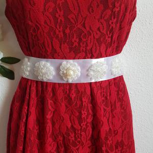 Gyöngyös, hímzett virág díszes menyasszonyi öv, hófehér szatén öv