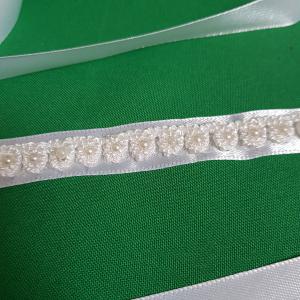 Gyöngyös, hímzett virág díszes menyasszonyi öv, hófehér szatén öv