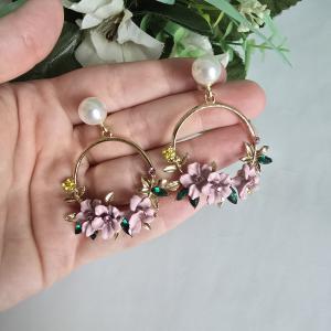 Gyöngyös, strasszköves virág díszes, romantikus fülbevaló