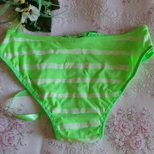 Hagyományos fazonú, csíkos, gombos-masnis pamut bugyi