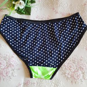 Hagyományos fazonú, csíkos-pöttyös pamut bugyi