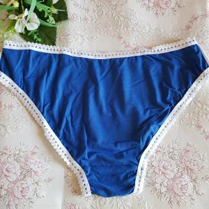 Hagyományos fazonú, fehér-királykék pamut bugyi