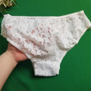 Hagyományos fazonú, hófehér, csipkés hátuljú, szatén bugyi