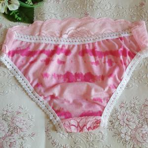 Hagyományos fazonú, rózsaszín, csipkés pamut bugyi