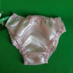 Hagyományos fazonú, rózsaszín szatén bugyi